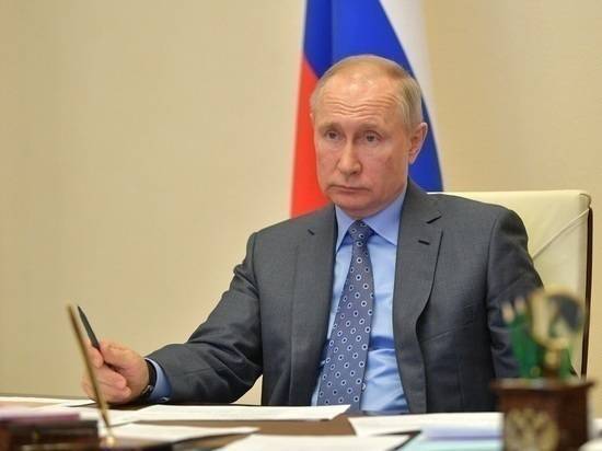 Песков объяснил отставание часов Путина во время телеобращения