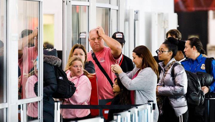 Русскоязычные американцы помогают оставшимся в аэропорту Нью-Йорка россиянам