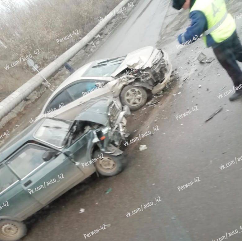В Кемерове возле Кузбасского моста произошла серьёзная авария