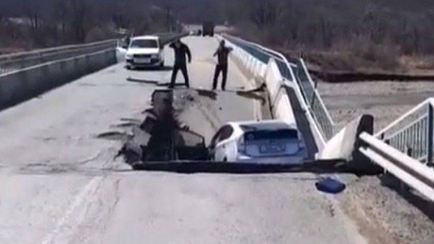 Частичное обрушение моста произошло в Приморье — видео