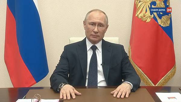 Песков объяснил, почему отставали часы на руке Путина во время обращения