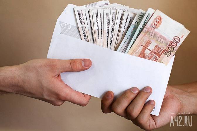 Кузбассовца оштрафовали на 100 тысяч рублей за премии самому себе