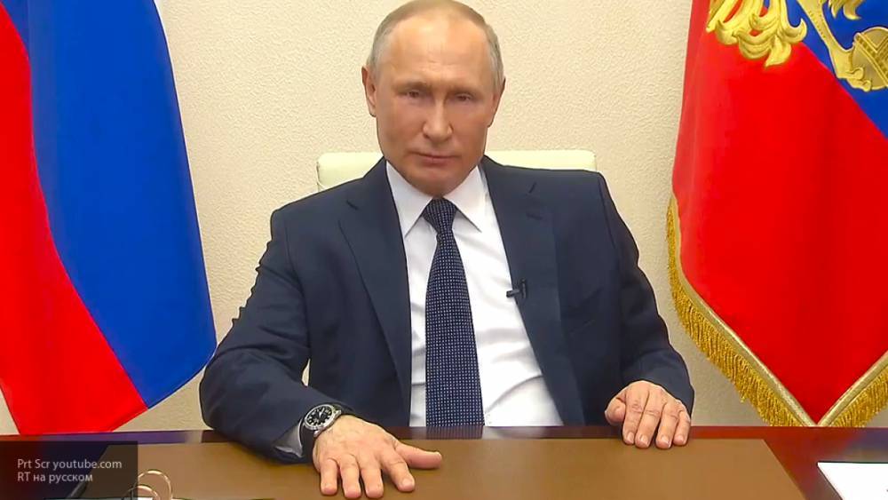 Песков прокомментировал отстающее время на часах Владимира Путина