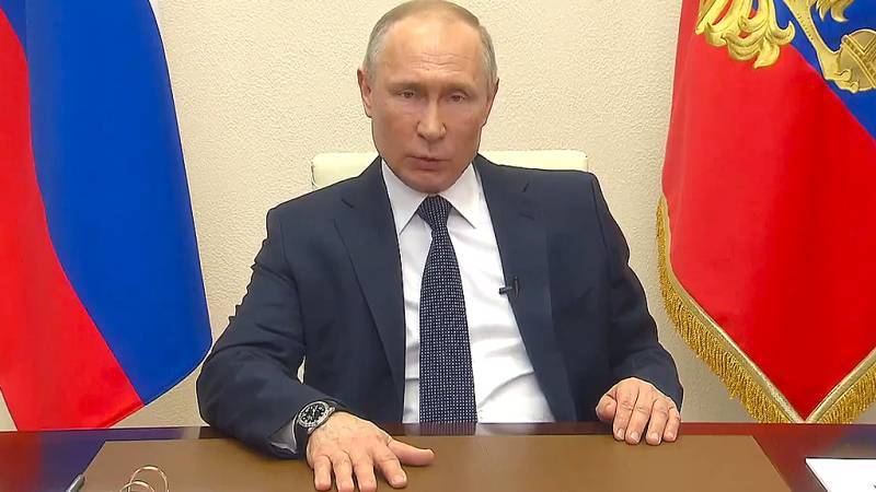 Песков объяснил отставание часов Путина во время обращения технической задержкой