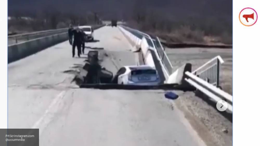 Движение автомобилей приостановили на частично обрушившемся аварийном мосту в Приморье