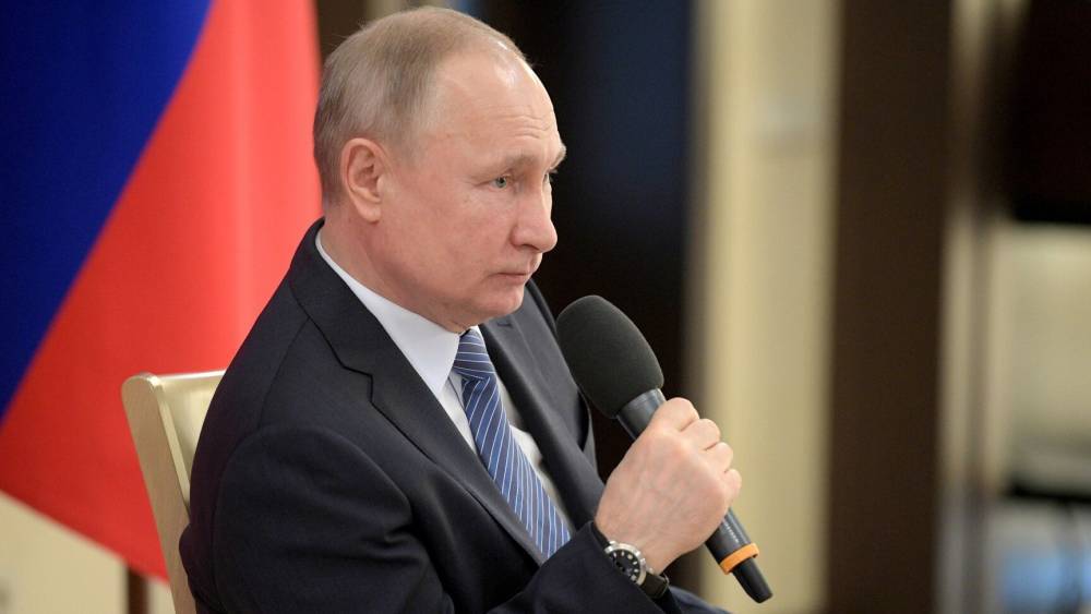 Владимир Путин распорядился увеличить производство масок и средств дезинфекции