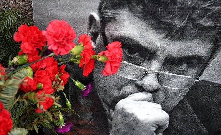El País (Испания): Из-за коронавируса опустел неофициальный мемориал российскому оппозиционеру Немцову