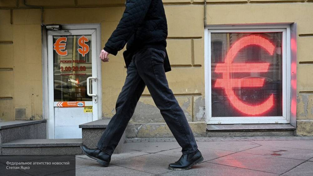 Курс евро упал ниже 83 рублей впервые с 17 марта