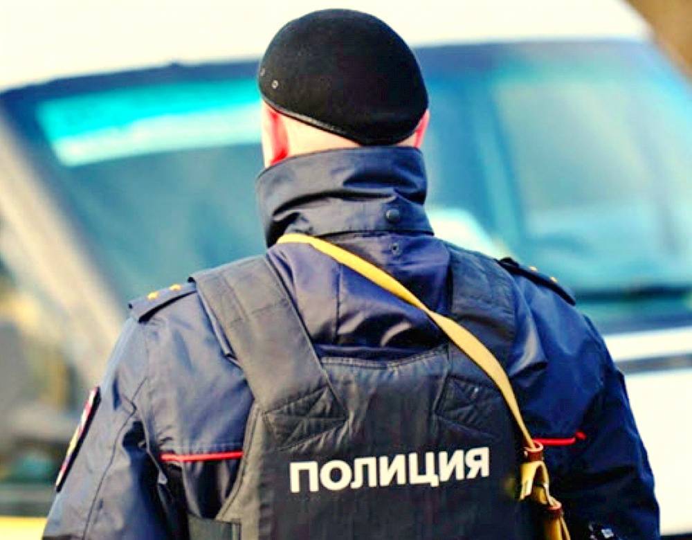 Полицейский потребовал от идущей из магазина россиянки показать покупки