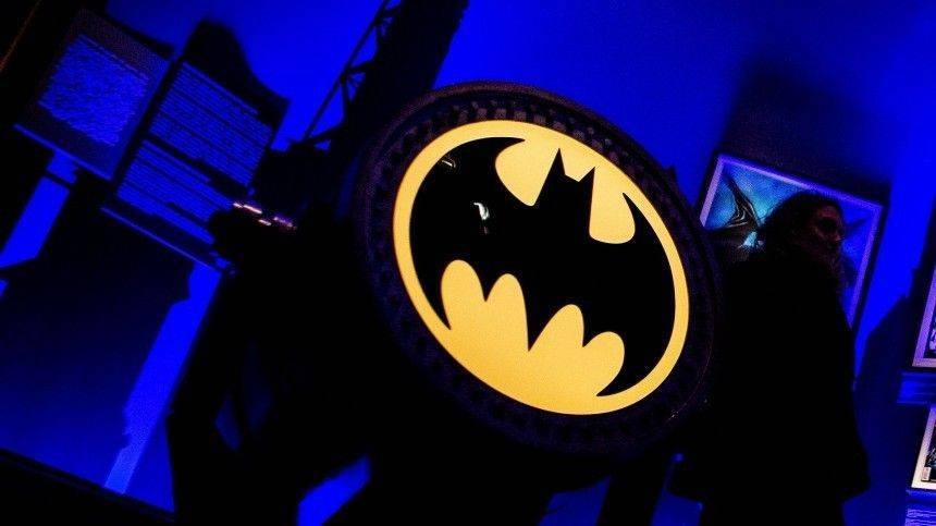 Бэтмен в медицинской маске появился на стене дома в Петербурге — видео