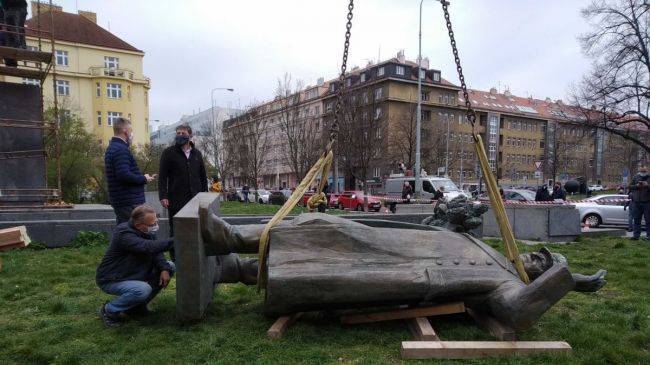 В Праге снесли памятник марашалу Коневу