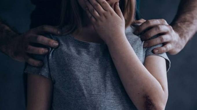 В Астраханской области отчим регулярно насиловал несовершеннолетнюю падчерицу