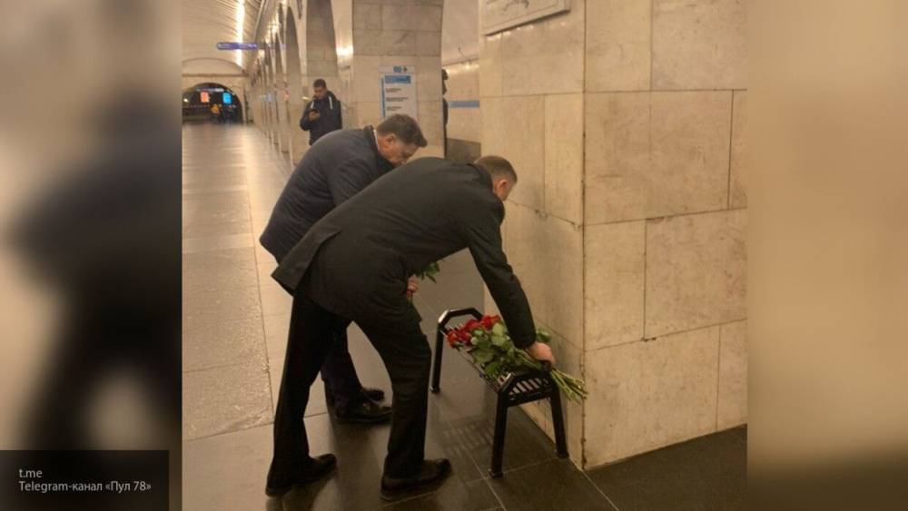 Беглов почтил память погибших при теракте в петербургском метро