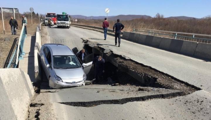 Обрушение моста в Приморье запечатлел регистратор машины, угодившей в провал