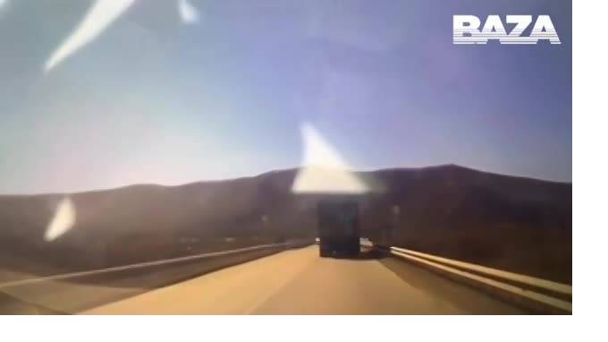 Опубликовано видео с регистратора автомобиля, который провалился вместе с мостом в Приморье