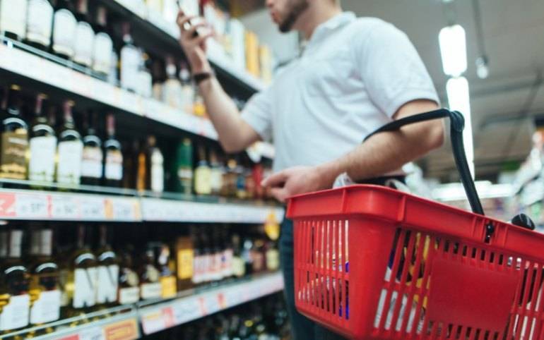 Минпромторг призвал регионы не ограничивать продажу алкоголя