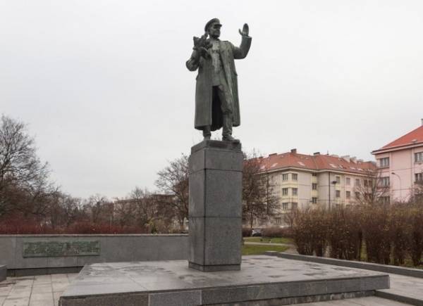 Власти Праги снесли монумент маршалу Коневу