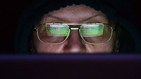 Хакер, о котором пишут книгу, в порядке мести ее автору взломал 15 тыс. серверов