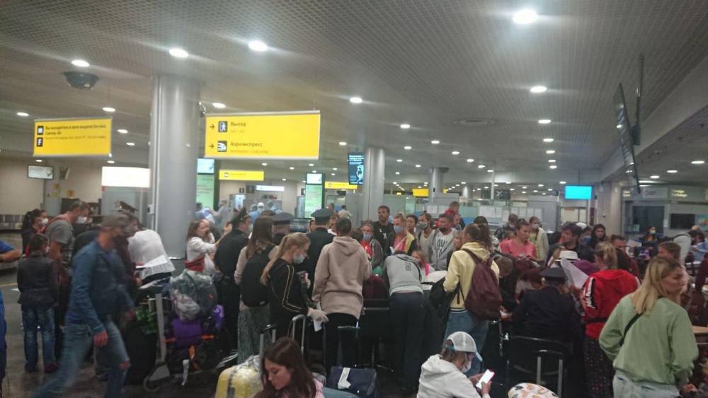 Мишустин: рейсы самолетов, на которых россияне возвращаются из-за границы, отложены