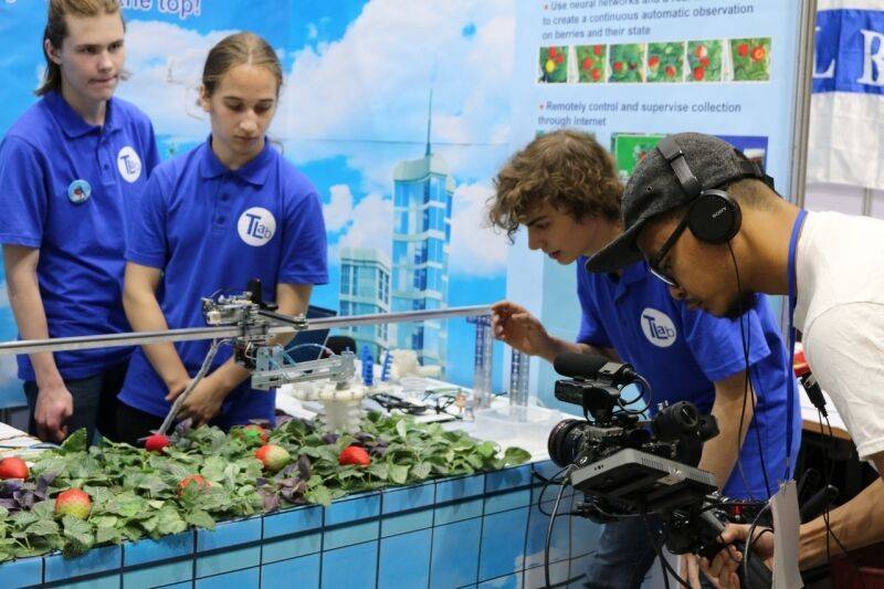 Будущее робототехники: юные специалисты ИТМО привлекли внимание режиссера из США