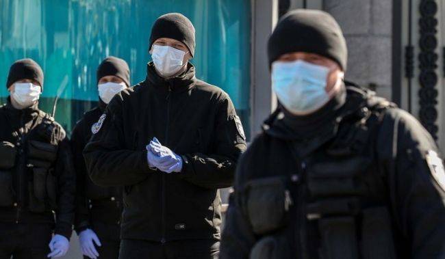 Украинцам запретили покидать дома без маски и документов