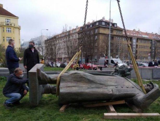 Чешские власовцы торжествуют – снесен памятник Коневу