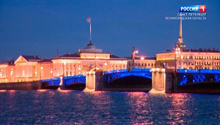Всероссийская акция поддержки людей с аутизмом: Дворцовый мост стал синим