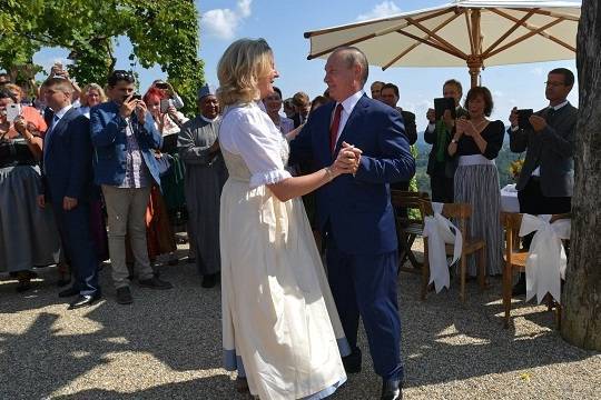 Танцевавшая с Путиным на своей свадьбе экс-глава МИД Австрии обвинила мужа в домашнем насилии