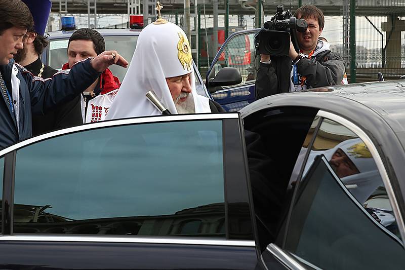 Патриарх Кирилл с иконой начал объезд Москвы для защиты от коронавируса