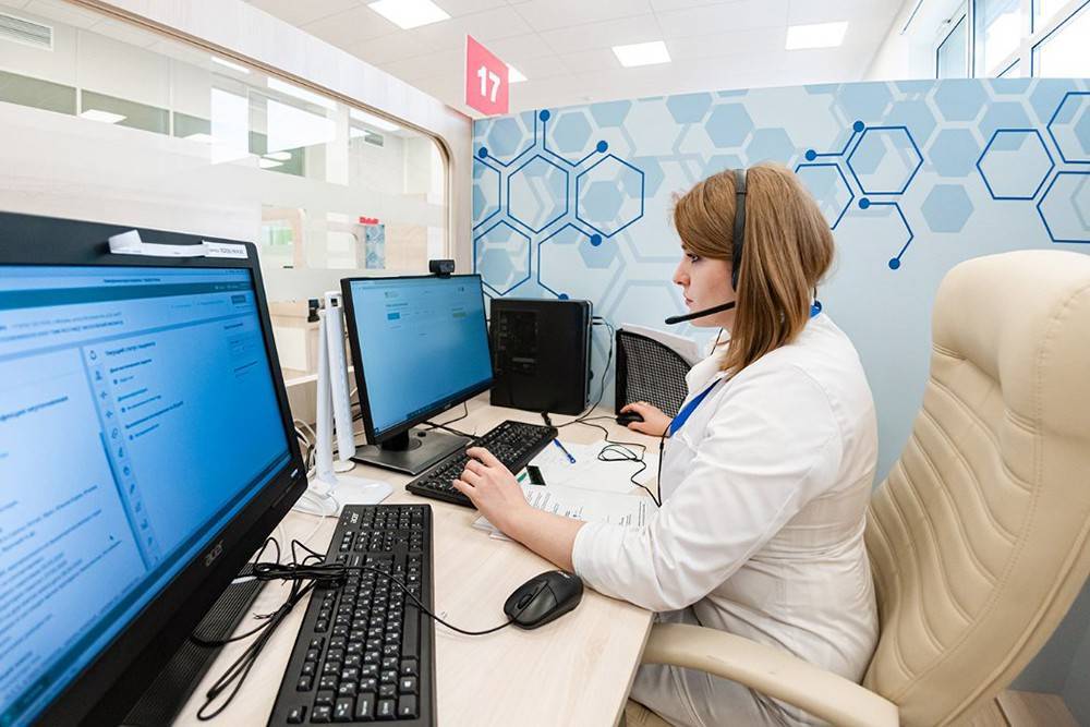 Собянин осмотрел центр телемедицины для пациентов с коронавирусом