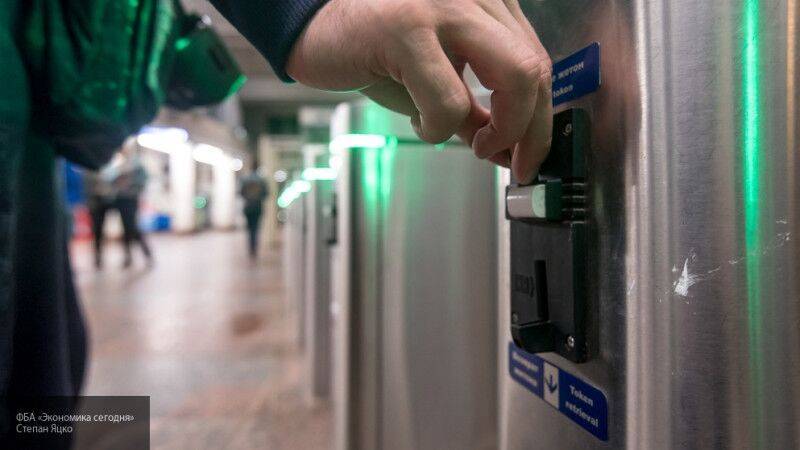 Петербургское метро дезинфицирует жетоны из-за коронавируса