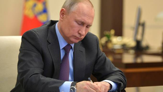 Путин подписал закон о кредитных каникулах для пострадавших от пандемии россиян, ИП и бизнеса