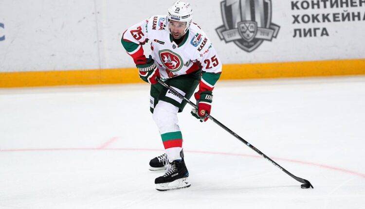 Хоккеист Данис Зарипов продлил контракт с «Ак Барсом»