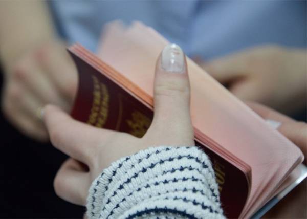 Россиянам с двойным гражданством разрешили выехать из страны