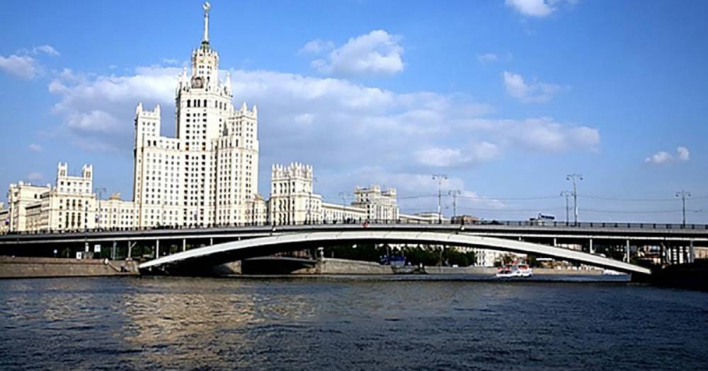 Спрыгнувшему с моста в центре Москвы мужчине грозит 15 суток ареста