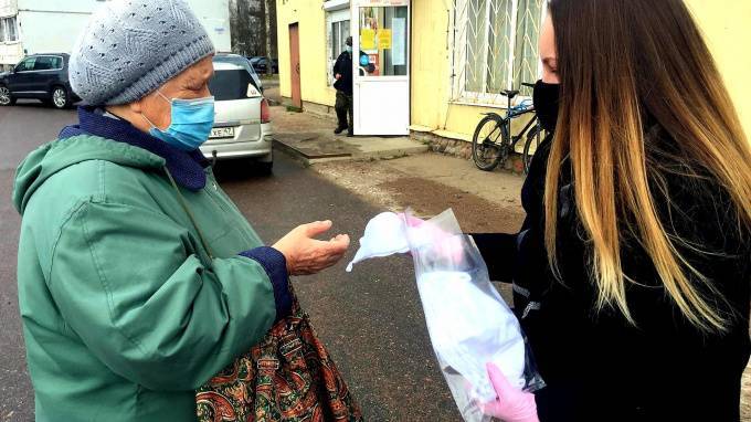 Волонтеры выдали более 200 масок жителям поселка Советский