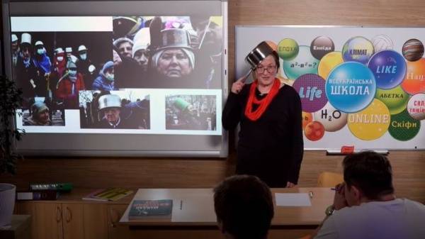 Украинским школьникам на телеуроке с кастрюлей на голове рассказали о "евромайдане"