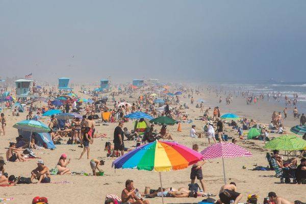 Губернатор отчитал калифорнийцев из-за пляжей: У этого вируса нет выходных
