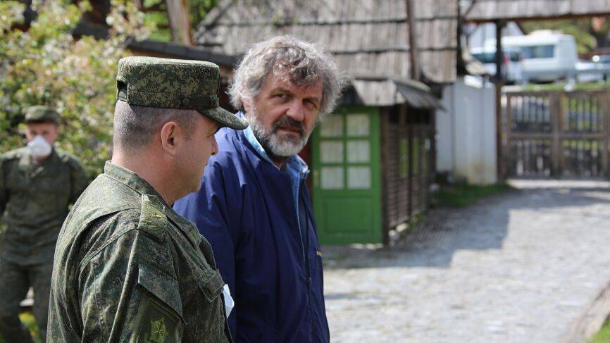 Эмир Кустурица провел экскурсию по этнодеревне для российских военных в Сербии