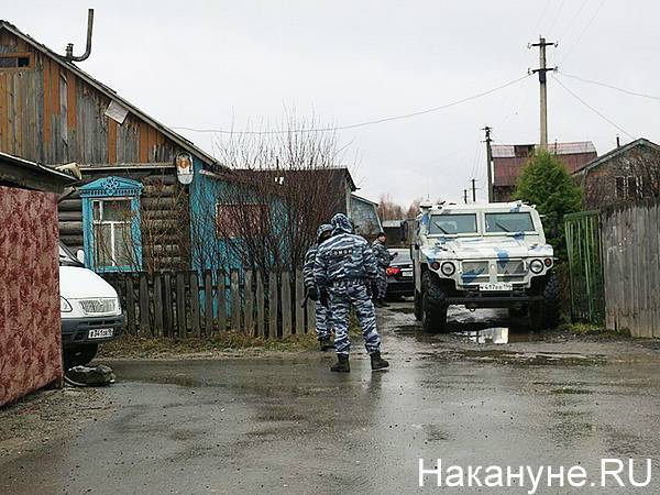 На место ликвидации боевиков на окраине Екатеринбурга приехали прокурор области и глава УФСБ