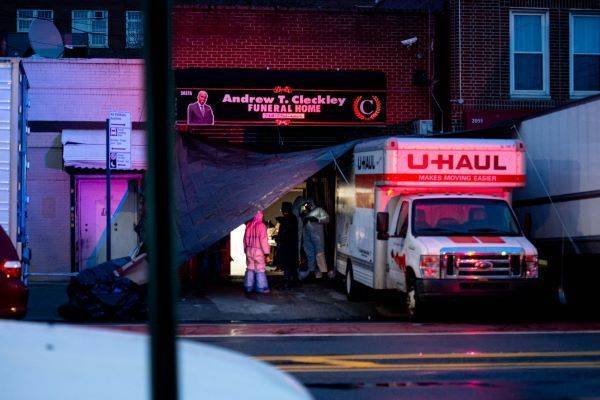 В Бруклине рядом с похоронным бюро обнаружили в грузовиках десятки тел