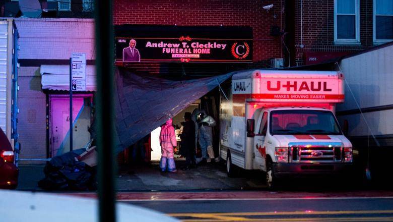 Десятки разлагающихся тел найдены в грузовиках у похоронного бюро Нью-Йорка