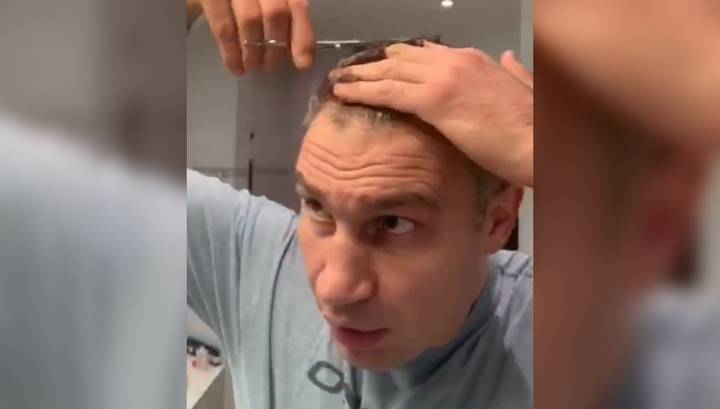Мэр-боксер стал парикмахером: Виталий Кличко показал, как стрижет себя на карантине