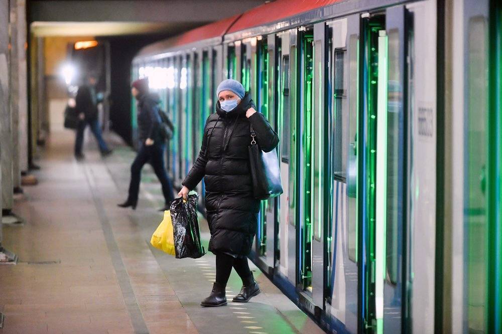 Москвичей могут обязать носить маски в метро