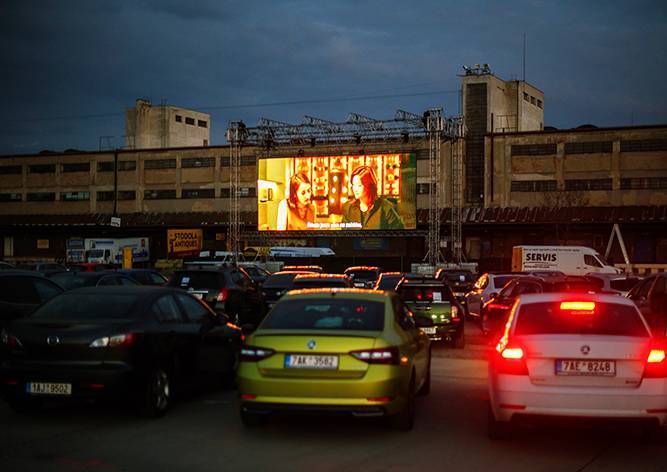 В Праге открылся автомобильный кинотеатр: видео