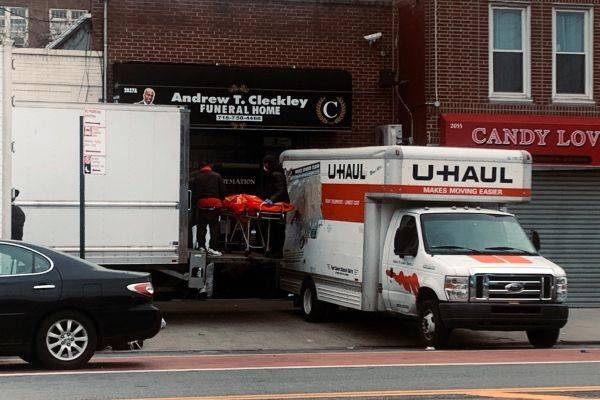 «Ужасное зловоние» в Нью-Йорке: в грузовиках были десятки разлагающихся тел
