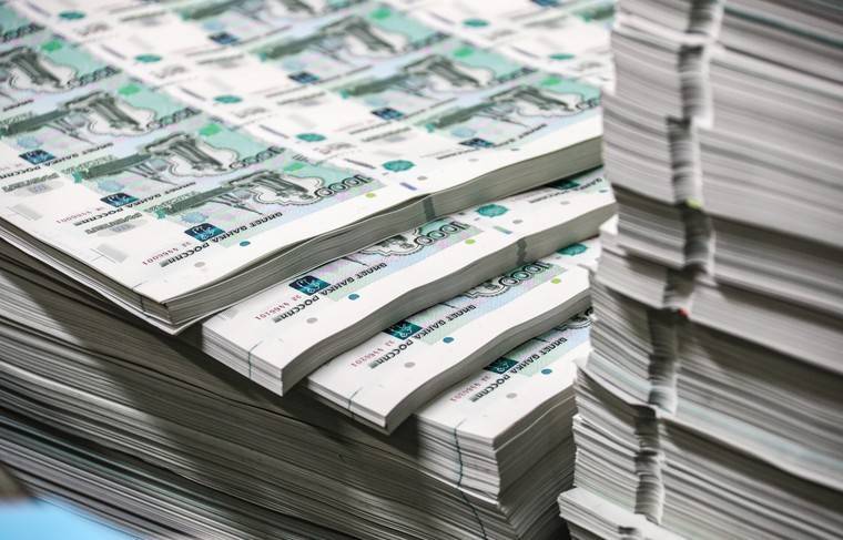 Рубль снижается к доллару и евро на МосБирже