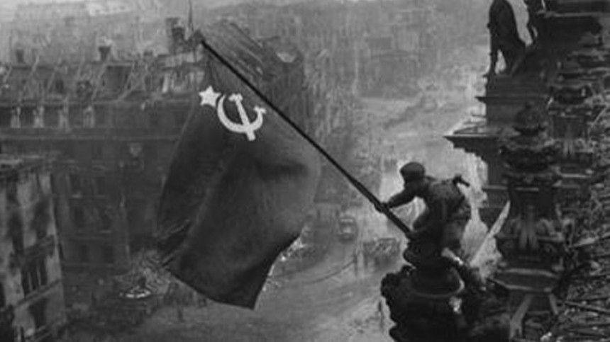 «Офицеры России» водрузили Знамя над Рейхстагом в честь 75-летия Великой Победы