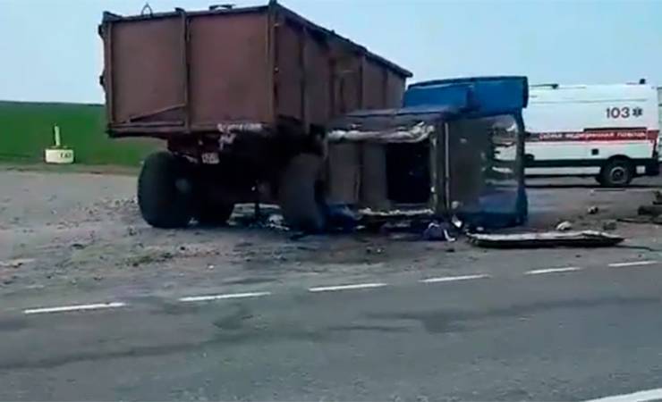 Жесткая авария в Мозыре. На перекрестке столкнулись МАЗ и трактор — видеофакт