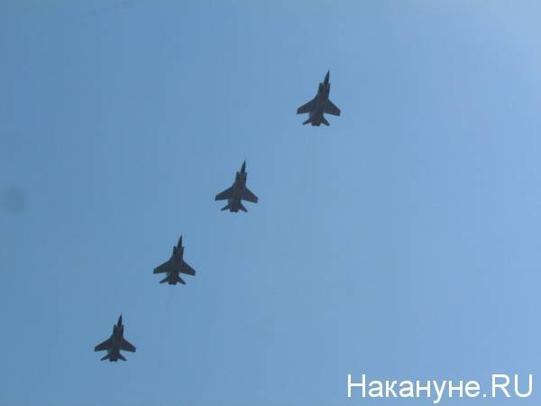 Военные летчики провели первую совместную тренировку воздушного парада в Екатеринбурге